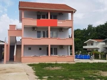 House For Sale in Ulcinj City, Štoj, 224 m², 6 Apartments